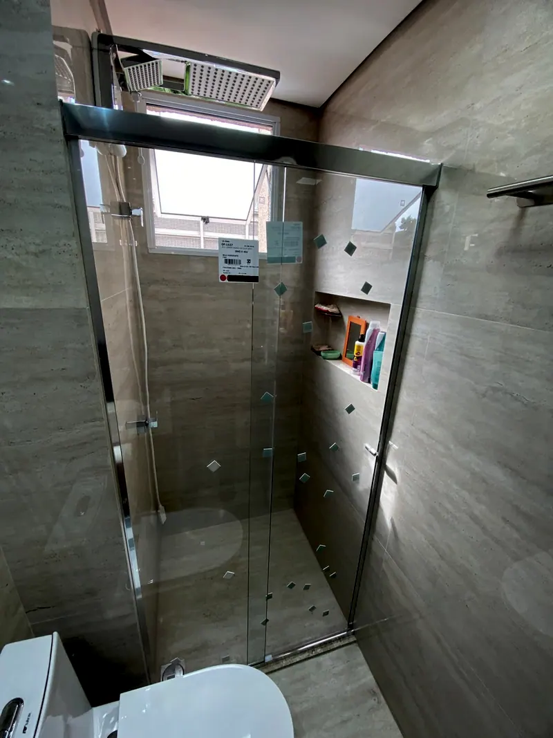 Box de vidro incolor com perfil inox até perto do teto
