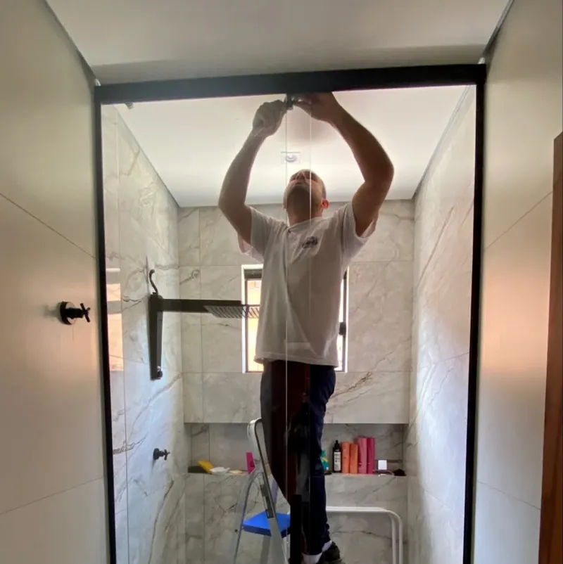 Manutenção de um box com a porta travada, feita pela Oficina do Box em cima da escada
